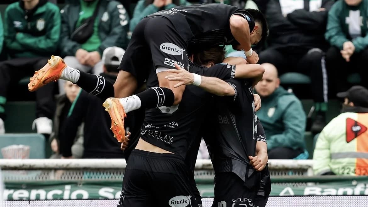 Argentinos ganó en Banfield y alcanzó a Boca en la punta de la anual