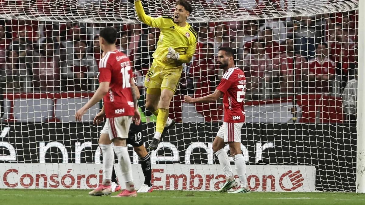 Internacional salió del descenso con una goleada ante Botafogo y la gran actuación de Kauan Jesus, el arquero que debutaba como titular
