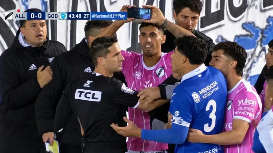 “Eso sería gravísimo”: el árbitro del celular en All Boys-Godoy Cruz rompió el silencio
