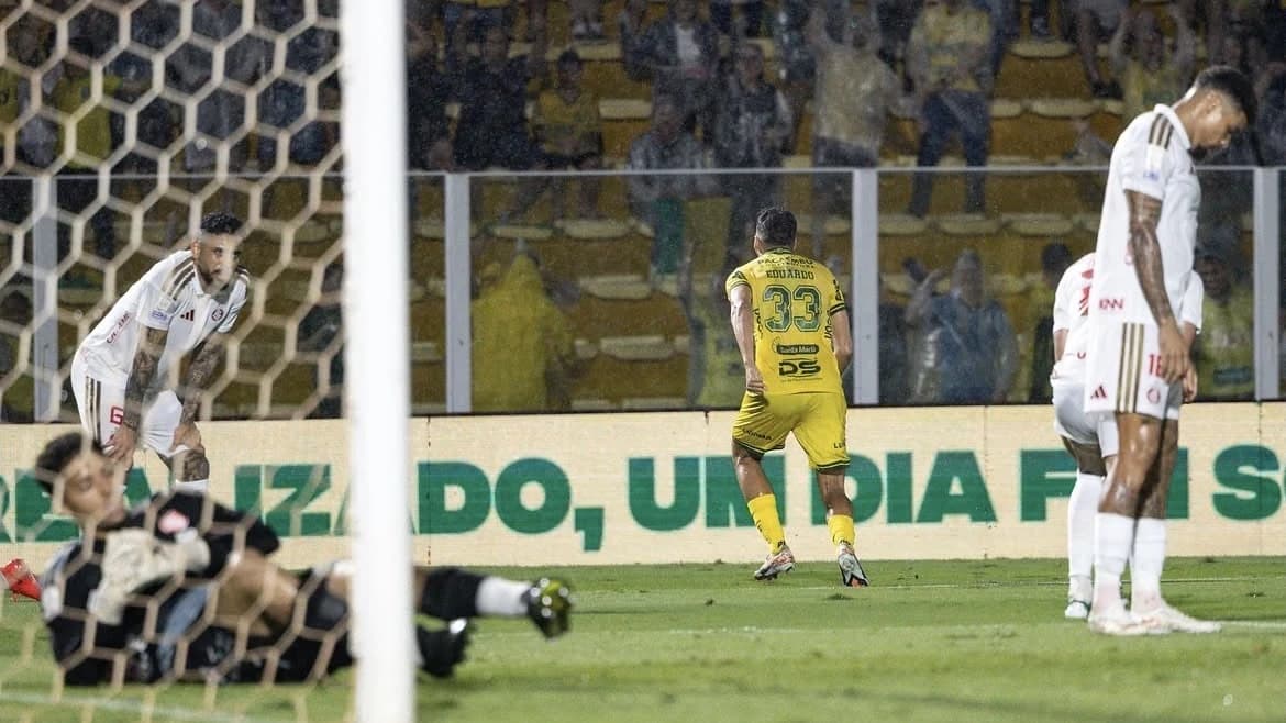 Inter jugó con diez, perdió y sigue en zona de descenso
